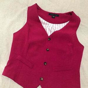 Pink vest 
Worn once 
Size small 
$15